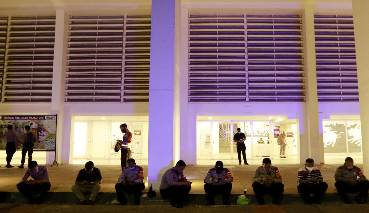 Petugas kepolisian berjaga usai dibatalkannya laga uji coba Timnas Indonesia U-23 melawan Tira Persikabo. (Foto: Bola.com/M. Iqbal Ichsan)