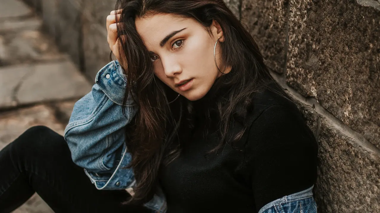 5 Jenis Jaket yang Wajib Ada di Lemari Perempuan