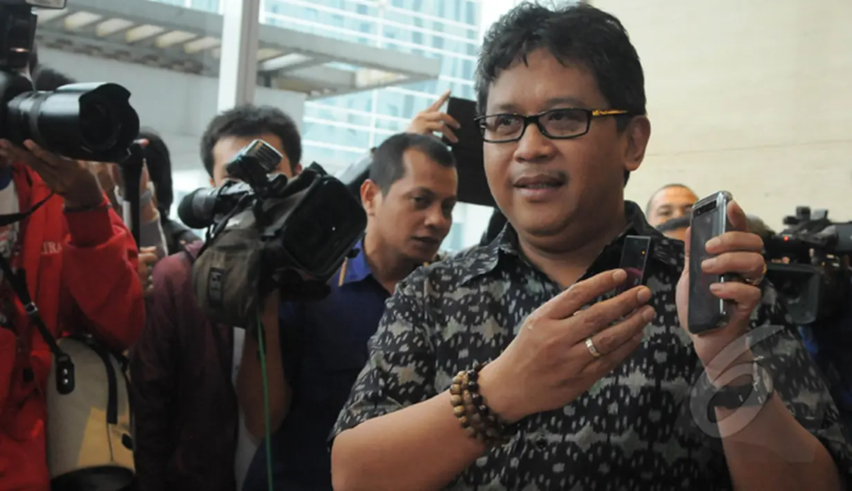  Plt Sekjen PDIP Hasto Kristiyanto menunjukkan alat anti sadap telepon genggam saat menggelar konferensi pers di Jakarta, Kamis (22/1/2015). (Liputan6.com/Herman Zakharia) 