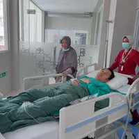 Hanung Bramantyo dirawat usai tertimpa motor hingga kakinya patah (sumber: Instagram/hanungbramantyo)