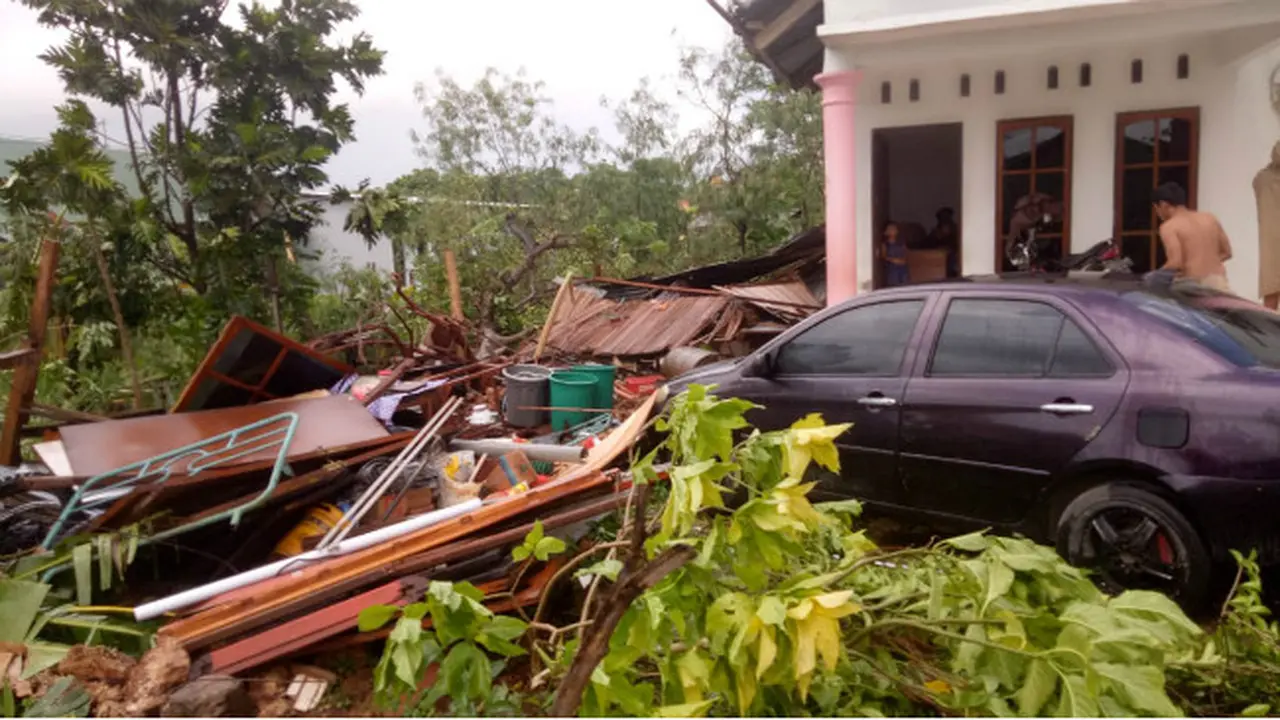 Belasan Rumah Rusak Diterjang Puting Beliung di Kupang