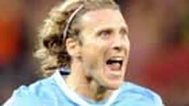 Bukan salah satu anggota skuad Spanyol atau Belanda yang memenangkan gelar Pemain Terbaik PD 2010, akan tetapi striker Uruguay Diego Forlan. Sedangkan Sepatu Emas direngkuh striker Jerman Thomas Mueller. 