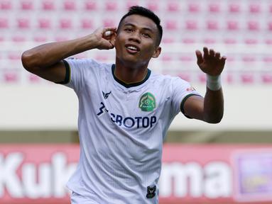 Gelandang Persikabo 1973, Ahmad Nufiandani melakukan selebrasi usai mencetak gol ke gawang Arema FC dalam laga pembuka Piala Menpora 2021 di Stadion Manahan, Solo, Minggu (21/3/2021). Persikabo 1973 sementara unggul 1-0 di babak pertama. (Bola.com/M Iqbal Ichsan)