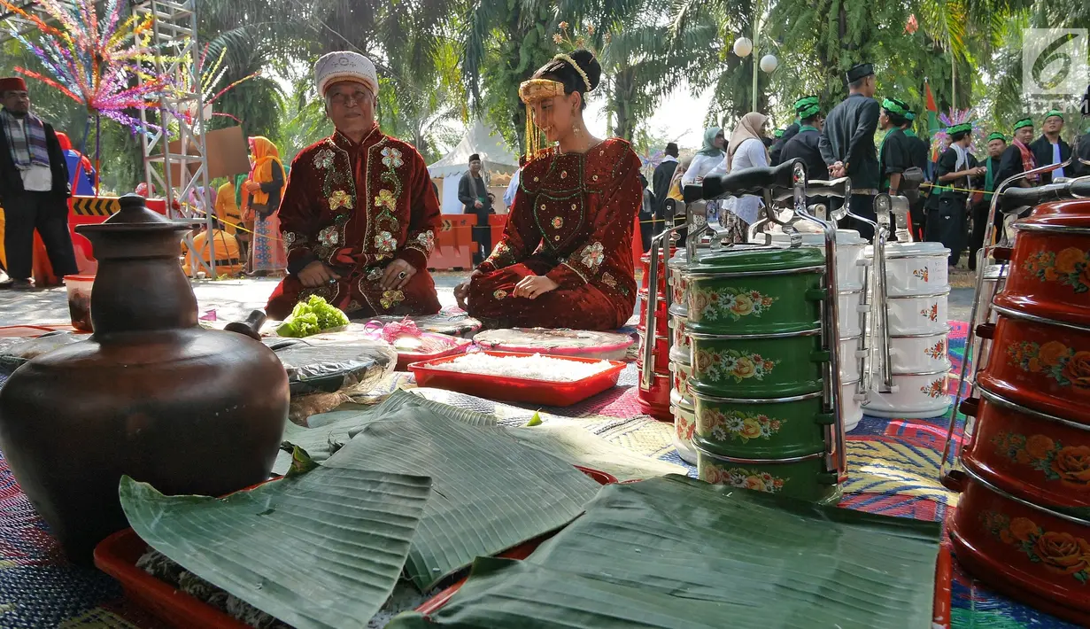 Warga memakai pakaian adat saat Lebaran Orang Depok di Sawangan, Depok, Jawa Barat, Minggu (7/7/2019). Lebaran Orang Depok baru pertama kali diadakan acara tersebut untuk melestarrikan budaya dan sebagai ajang silaturahmi warga Depok. (Liputna6.com/Herman Zakharia)
