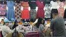 Warga memilih pakaian impor bekas impor di Pasar Baru Metro Atom, Jakarta, Jumat (6/12/2019). Di tengah ramainya produk pakaian baru baik lokal maupun internasional pakaian bekas impor yang dijual di kios-kios pasar masih banyak peminatnya di berbagai kalangan. (merdeka.com/Imam Buhori)