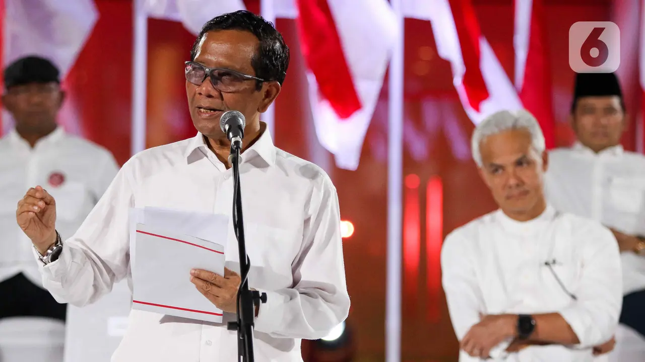 Dalam Pendeklarasian Sebagai Bakal Calon Presiden (Capres) dan Calon Wakil Presiden (Cawapres), Mahfud MD Akhirnya Memperkenalkan Dua dari Tiga Anaknya, Vina Amalia dan Mohammad Ikhwan Zein (Liputan6.com/Herman Zakharia)