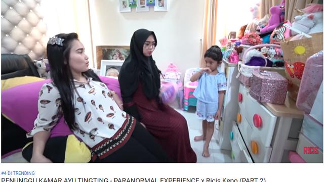 Ria Ricis di rumah Ayu Ting Ting (YouTube/ https://www.youtube.com/watch?v=JZQq4IAwomQ&t=125s)