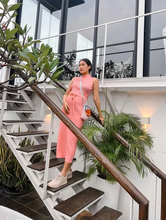 Dress pleats warna salem dengan detail tali di bagian perut jadi baju hamil trendi dan cute [IG Alika Islamadina]