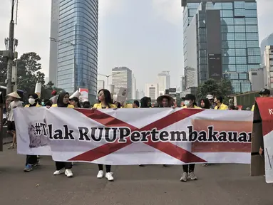 Mahasiswa Universitas Indonesia (UI) membawa spanduk saat menggelar kampanye Bahaya Merokok di car free day (CFD), Jakarta, Minggu (6/5). Dalam aksinya, mahasiswa menolak RUU Pertembakauan. (Merdeka.com/Iqbal Nugroho)