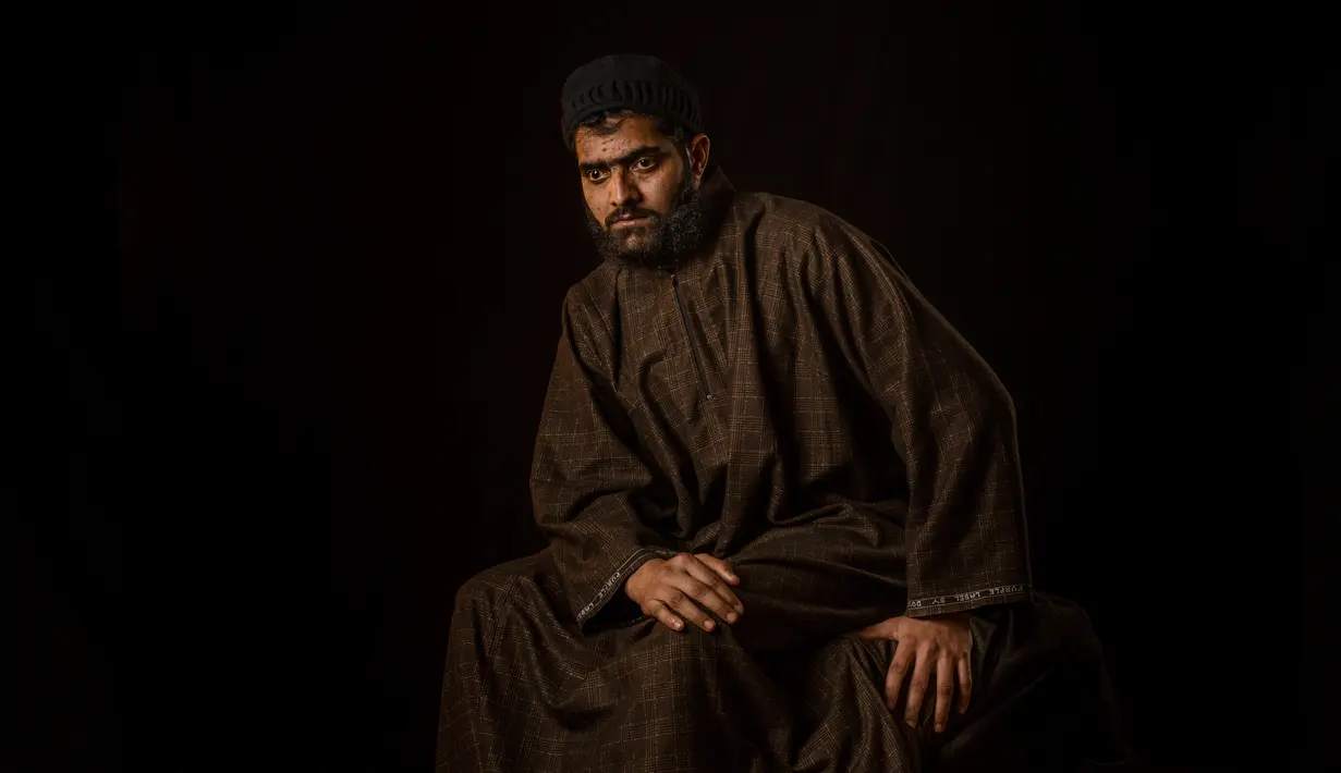 Firdous Ahmas Dar (25) berpose saat di foto di desa Sopore, Kashmir, India 1 Desember 2016. Dengan berjualan roti, Firdous merupakan tulang punggung keluarga. akibat peluru yang membuatnya buta ia tak mampu berbuat apa-apa. (AP Photo / Bernat Armangue)