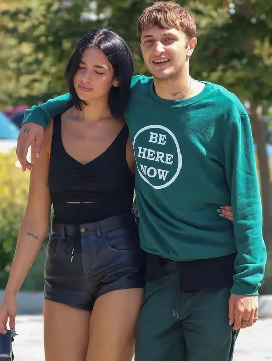 Pemilik nama lengkap Anwar Mohamed Gerard Hadid terlihat tidak ragu untuk merangkul Dua Lipa. Keduanya memang terlihat begitu cocok, yang satu tampan dan yang satu cantik (Liputan6.com/IG/@duadiares2)