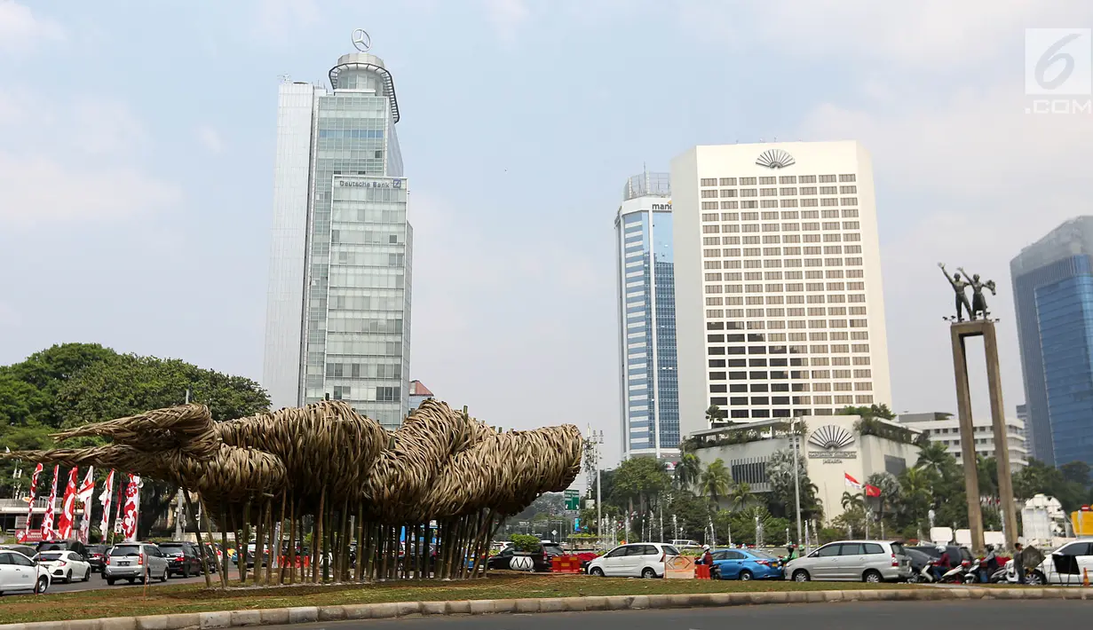 Sebuah instalasi bambu menghiasi kawasan Bundaran HI, Jakarta, Rabu (15/8). Instalasi bambu karya Joko Afianto dipajang untuk menyambut HUT Kemerdekaan RI dan Asian Games 2018. (Liputan6.com/Fery Pradolo)