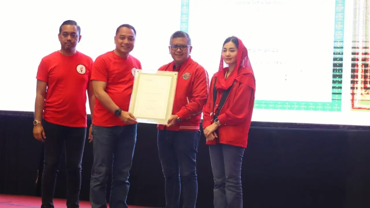Sekretaris Jenderal DPP PDI Perjuangan Hasto Kristiyanto melantik jajaran pengurus DPD Taruna Merah Putih (TMP) Jawa Timur