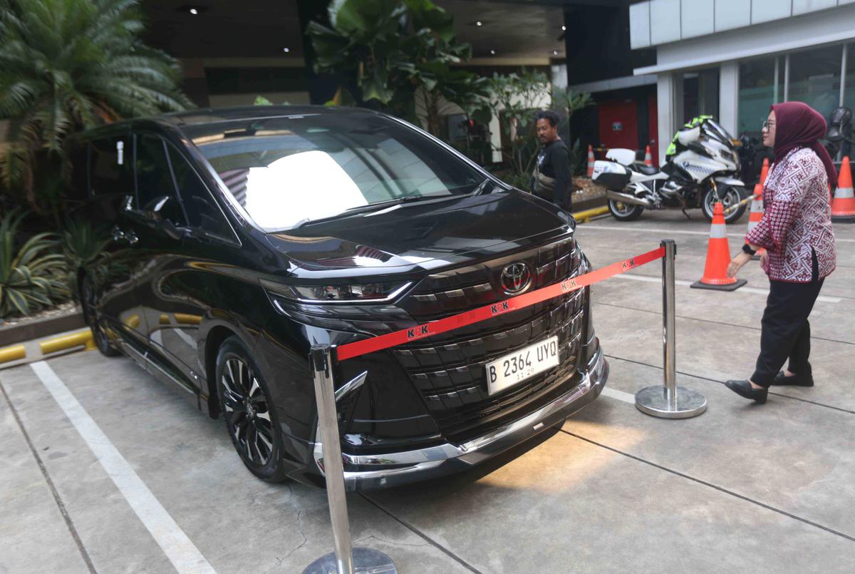 FOTO: Penampakan Alphard Mewah yang Disita dari Eks Wamenaker Noel