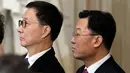 Wakil Presiden Tiongkok Han Zheng (kiri) berdiri bersama Xie Feng, Duta Besar Tiongkok untuk AS, saat pelantikan Presiden ke-47 Amerika Serikat, Donald Trump, di Rotunda Gedung Kongres AS di Washington, pada 20 Januari 2025. (Julia Demaree Nikhinson/POOL/AFP)