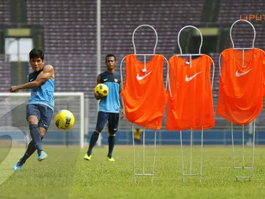 Ahmad Bustomi berlatih akurasi tendangan bebas dalam latihan yang digelar di Stadion GBK Jakarta (Liputan6.com/ Helmi Fithriansyah)