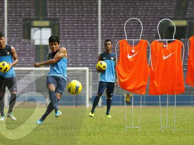 Ahmad Bustomi berlatih akurasi tendangan bebas dalam latihan yang digelar di Stadion GBK Jakarta (Liputan6.com/ Helmi Fithriansyah)