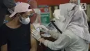 Petugas medis menyuntikkan vaksin kepada warga di Gor Ciracas, Jakarta, Sabtu (19/3/2022). Vaksin booster diberikan kepada warga lanjut usia dan masyarakat berisiko tinggi tertular Covid-19. (merdeka.com/Imam Buhori)