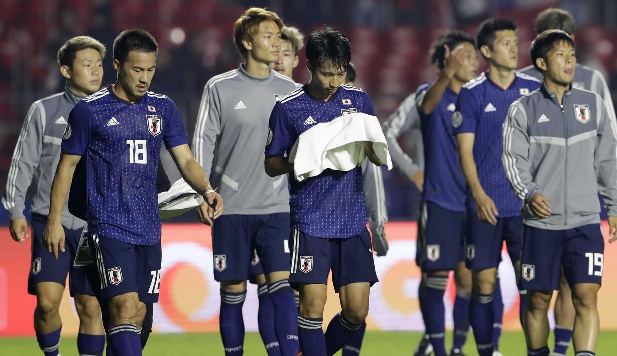 Para pemain Jepang tampak lesu usai ditaklukkan Chili pada laga Copa America 2019 di Stadion Morumbi, Selasa (18/7). Chili menang 4-0 atas Jepang. (AP/Andre Penner)