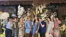 Ayu Dewi juga hadir mengenakan long dress warna hijau bermotif dipadukan stiletto heels warna senada. Caca Tengker juga mengenakan long dress warna coral. Ayu Dewi pun tampak mengaplikasikan blush on coral dan lipstik nude. [@mrsayudewi]