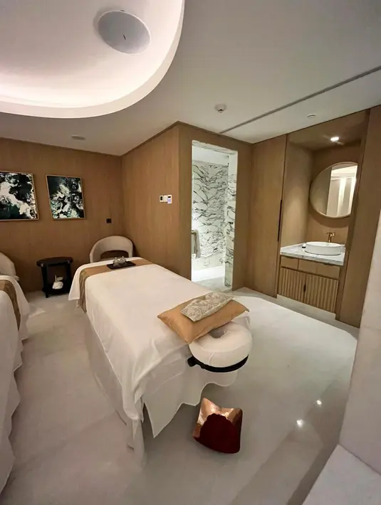 Manjakan diri sesekali dengan perawatan tubuh yang dapat meredakan stres merupakan hal penting. The Spa yang berada di ST Regis Hotel Jakarta menawarkan beragam perawatan spesial dan lengkap. Salah satunya yang wajib dicoba adalah Flawless Garden Rose yang lengkap dengan Stress Relief Massage. Tubuh akan mendapatkan perawatan lengkap mulai dari eksfoliasi dengan menggunakan scrub spesial hingga pijatan maksimal yang dapat meredakan stres. Kedua tahap ini mampu membuat tubuh bersih dari sisa-sisa kulit mati dan terasa fit dengan teknik pijatan khusus. / Foto: Adinda Tri Wardhani - Fimela.com.