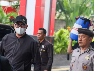 Bupati Klaten Hamenang Wajar Ismoyo tiba di Gedung Merah Putih KPK, Jakarta Selatan, Jumat (16/10/2026), setelah terjaring Operasi Tangkap Tangan (OTT) yang digelar KPK sehari sebelumnya. (officialkpkri)