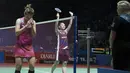 Tai Tzu Ying (kanan) unggulan pertama tunggal puteri berhasil mengalahkan Ratchanok Intanon di perempat final Indonesia Open 2019. (Bola.com/Peksi Cahyo)