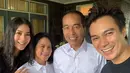 Melihat Baim Wong berada di kerumunan, Presiden Jokowi yang berada dalam mobil dengan pengawalan ketat menyempatkan berhenti dan bersalaman. Berikut potretnya. [Instagram/baimwong]