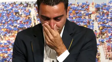 Gelandang Barcelona, Xavi Hernandez menangis saat acara perpisahan dirinya di Auditori 1899 di stadion Nou Camp, Spanyol, (3/6/2015). Xavi akan bermain dengan klub asal Qatari Al-Sadd dengan dua tahun kontrak. (REUTERS/Gustau Nacarino)