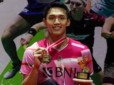 Pebulu tangkis tunggal putra Indonesia Jonatan Christie tersenyum saat berpose dengan trofi Indonesia Masters 2023 di Istora Senayan, Jakarta, Minggu (29/1/2023). Jonatan Christie atau Jojo menjuarai Indonesia Masters 2023 usai menang atas Chico Aura Dwi Wardoyo dengan skor 21-15 dan 21-13. (Liputan6.com/Herman Zakharia)
