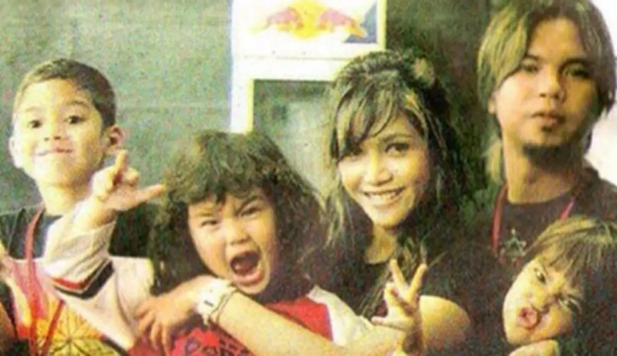 Anak-anak dari Ahmad Dhani dan Maia Estianty kerap mengunggah foto kebersamaan keluarga mereka ketika orangtuanya belum berpisah. Seperti potret kebersamaan yang diunggah oleh El Rumi di akun instagramnya ini. (via instagram/@elelrumi)