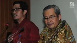 Wakil Ketua KPK Alexander Marwata (kanan) didampingi Jubir Febri Diansyah memberikan keterangan kepada wartawan tentang operasi tangkap tangan di Yogyakarta dengan barang bukti uang Rp100 juta ketika konferensi pers di Gedung KPK, Jakarta, Selasa (20/8/2019). (merdeka.com/Dwi Narwoko)