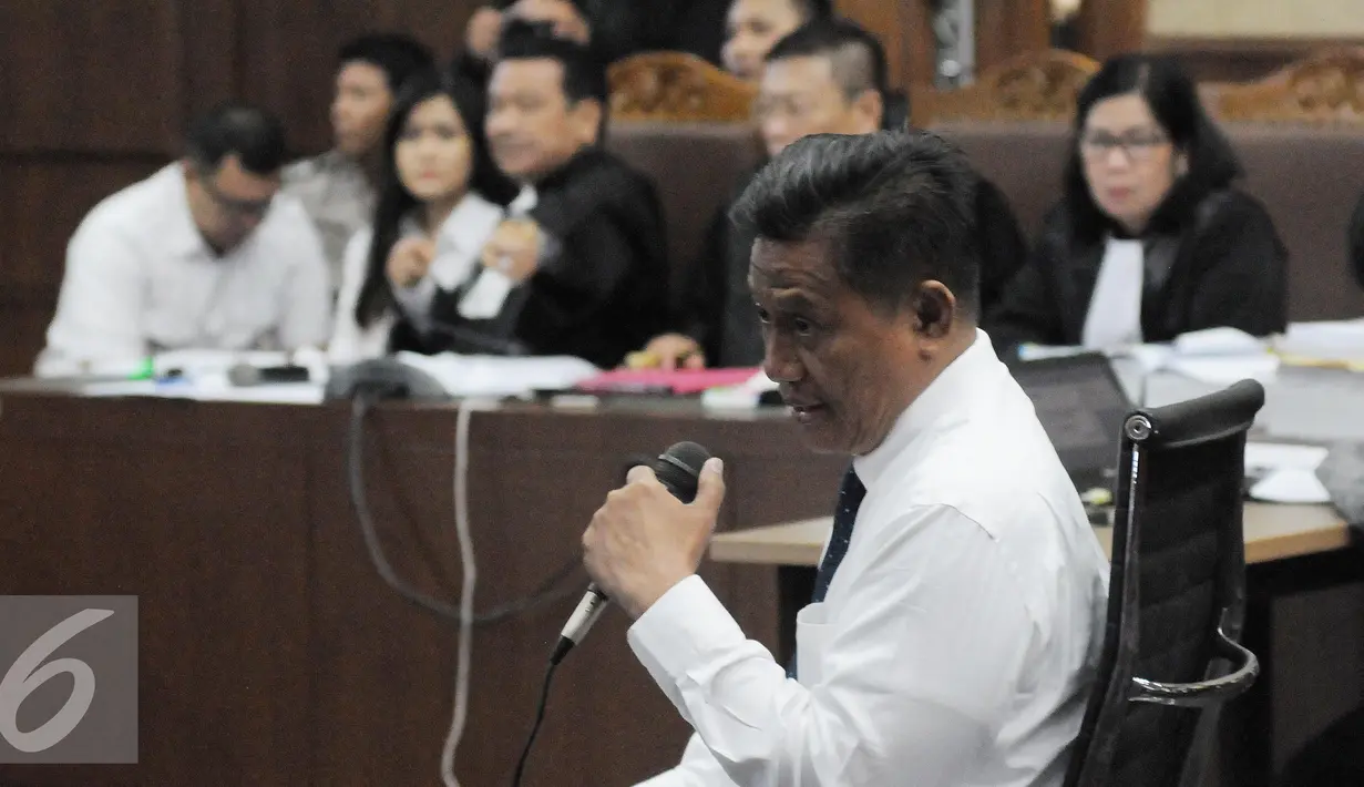 Jessica Kumala Wongso (tengah) saat persidangan ke 25 di PN Jakpus, Senin (26/9). Penampilan Jessica sedikit berbeda dengan mengenakan kacamata. (Liputan6.com/Helmi Afandi)