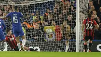 Gelandang Chelsea, Willian, mencetak gol ke gawang Bournemouth pada pertandingan perempat final Piala Liga Inggris, di Stamford Bridge, Kamis (21/12/2017) dini hari WIB. (AP/Alastair Grant).