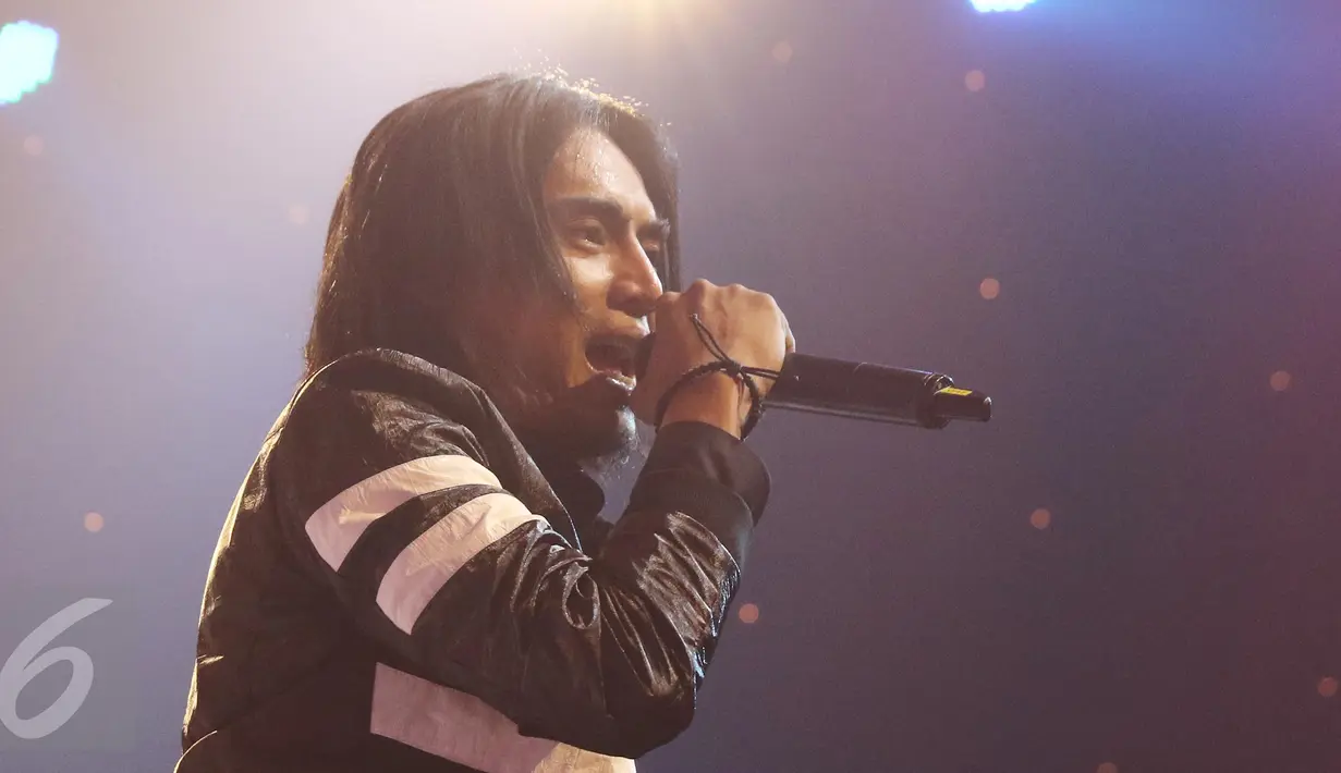 Aksi vokalis Setia Band, Charly Van Houten, di panggung The Biggest Concert Super Band di Studio Penta SCTV, Jakarta, Rabu (5/10). Konser kolaborasi band-band ternama Indonesia itu menampilkan penampilan yang spektakuler. (Liputan6.com/Herman Zakharia)