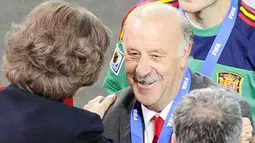 Pelatih Spanyol Vicente Del Bosque (kanan) mendapat selamat dari Ratu Sofia di saat upacara pemberian trofi PD 2010 di Soccer City, Johannesburg, 11 Juli 2010. Spanyol juara. AFP PHOTO / STEPHANE DE SAKUTIN 