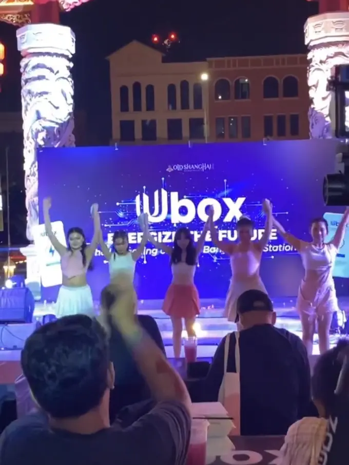 I Queenz (Idancestudio Jakarta) dan Ofel Vocal Course Kelapa Gading ikut meraiamkan acara opening power bank