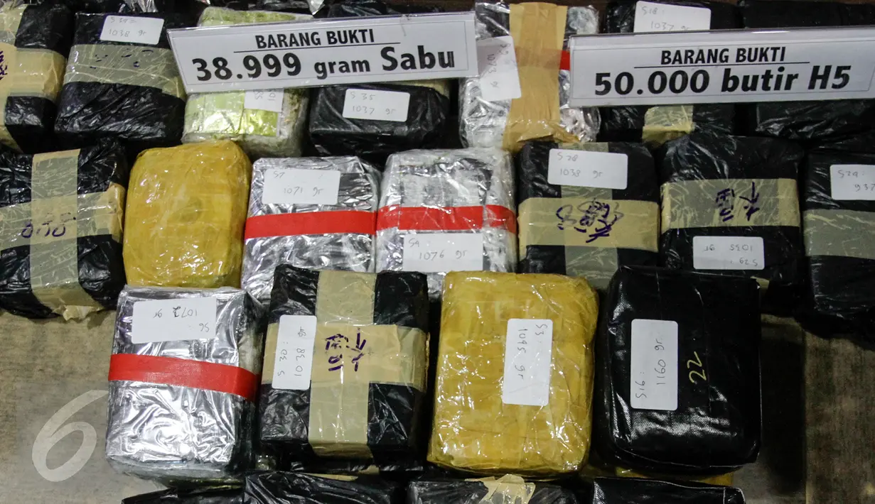 Barang bukti hasil pengungkapan sindikat peredaran narkotika jaringan internasional Malaysia di Gedung BNN, Jakarta, Jumat (28/10). Dari hasil operasi ini BNN menyita 39 kg sabu, 98.690 butir ekstasi, dan 50.000 butir H5. (Liputan6.com/Yoppy Renato)