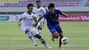Striker Arema FC, Feby Eka Putra (kanan) menguasai bola dibayangi bek Persikabo 1973, Andy Setyo Nugroho dalam laga pembuka Piala Menpora 2021 di Stadion Manahan, Solo, Minggu (21/3/2021). Arema FC bermain Imbang 1-1 dengan Persikabo 1973. (Bola.com/M Iqbal Ichsan)