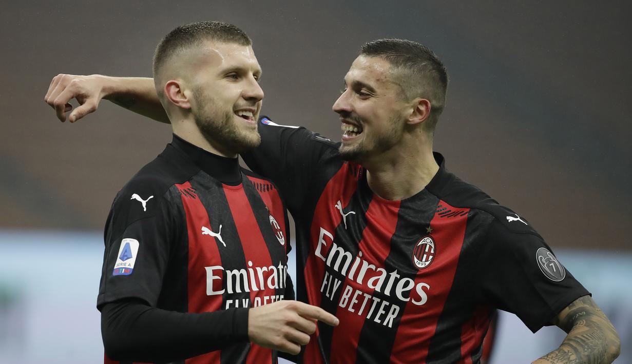Penyerang AC Milan, Ante Rebic (kiri) berselebrasi dengan rekannya Rade Krunic usai mencetak gol ke gawang Lazio pada pertandingan lanjutan Liga Serie A Italia di stadion San Siro, Italia, Kamis (24/12/2020). Sementara Lazio tertahan di urutan delapan dengan 21 poin. (AP Photo/Luca Bruno)