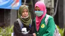 Ekspresi kesedihan mahasiswi Universitas Ibnu Chaldun saat melakukan aksi di depan Gedung Dirjen Dikti, Jakarta Rabu (7/10/2015). Mahasiswa Universitas Ibnu Chaldun meminta pencabutan pembekuan kampus mereka. (Liputan6.com/Helmi Fithriansyah)