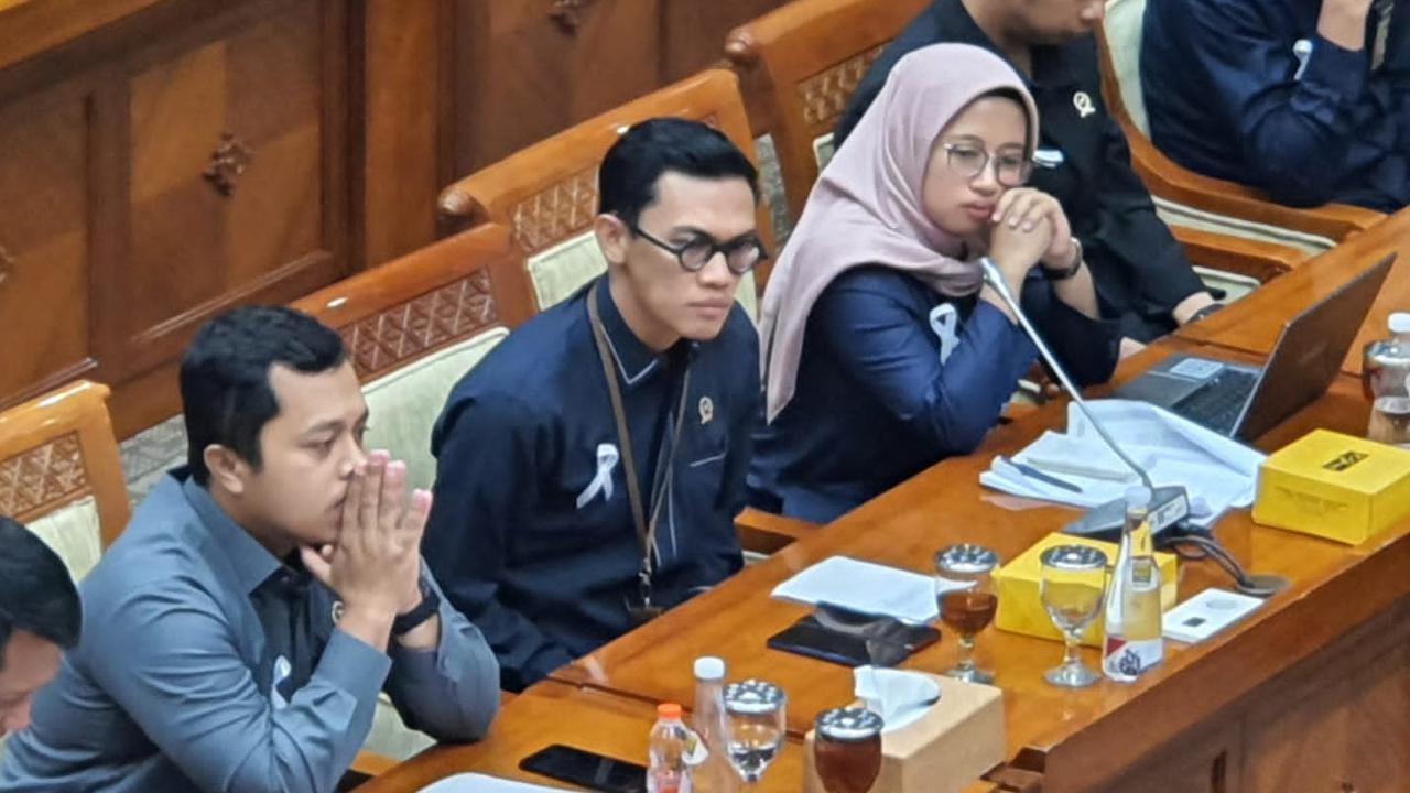 VIDEO: Suara Bergetar, Hakim Nangis Curhat Gaji Minim Sulit Pulang Kampung Depan Pimpinan DPR