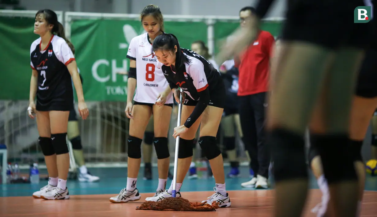 Tak sedikit dari mereka jatuh bangun dan menyeka keringatnya yang tertinggal di atas lapangan. (Bola.com/Bagaskara Lazuardi)