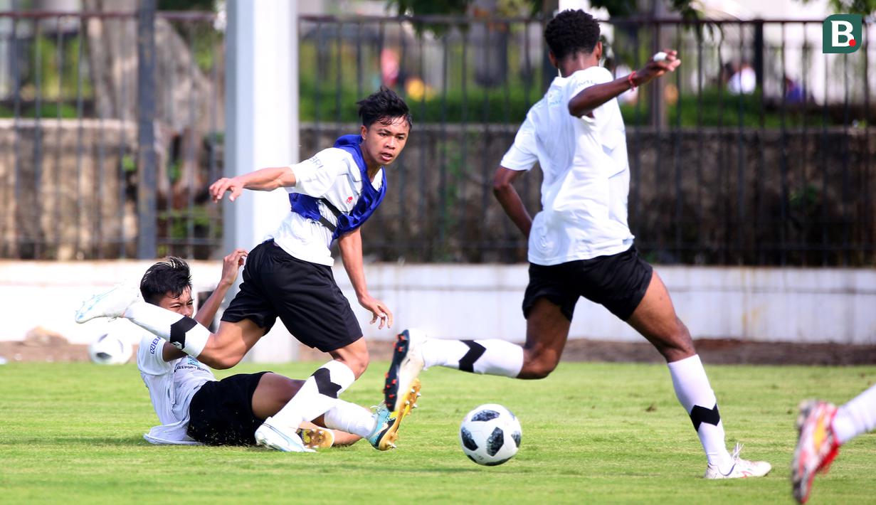 <p>Sejumlah pemain Timnas Indonesia U-17 mengikuti internal game dalam sesi latihan di Lapangan ABC, Senayan, Jakarta, Sabtu (15/7/2023). Latihan tersebut digelar guna persiapan menghadapi Piala Dunia U-17 yang akan digelar 10 November hingga 2 Desember 2023 di Indonesia. (Bola.com/Ikhwan Yanuar)</p>