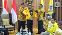 Gubernur Jawa Barat Ridwan Kamil saat memakai jas kuning yang diberikan langsung oleh Ketum Partai Golkar Airlangga Hartarto di DPP Golkar, Jakarta,Rabu (18/1/2023).  Ridwan Kamil resmi bergabung dengan Partai Golkar. (Liputan6.com/Angga Yuniar)