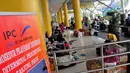  Beberapa pemudik menjadikan lantai untuk dijadikan tempat peristirahatan sambil menunggu pemberangkatan, Jakarta, Rabu (23/07/2014) (Liputan6.com/Faizal Fanani)