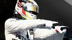 Lewis Hamilton berhasil finis terdepan dengan catatan waktu 1 jam 39 menit 42,008 detik. Dia unggul 0,7 detik atas Nico Rosberg yang berada di posisi kedua (GOH CHAI HIN/AFP)