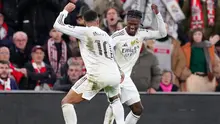 Pemain Real Madrid, Kylian Mbappe (kiri) berjoget dengan Eduardo Camavinga setelah mencetak gol ke gawang Athletic Bilbao dalam laga lanjutan Liga Spanyol 2025/2026 di Stadion San Mames, Bilbao, Spanyol, Rabu (03/12/2025). (AP Photo/Jose Breton)