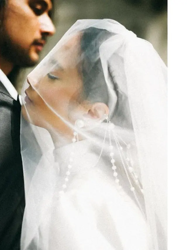 Pesona Anggun Tara Basro dengan Gaun Pengantin Putih Satin