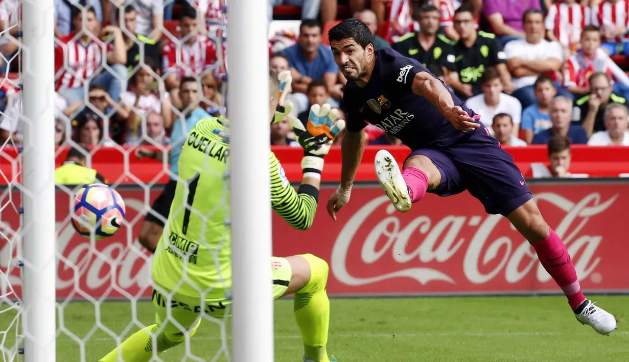 Aksi Luis Suarez  saat mencetak gol ke gawang Sporting Gijon pada lanjutan La Liga Spanyol di Stadion El Molinon, Gijon, Sabtu (24/9/2016) WIB. (EPA/jose luis cereijido)